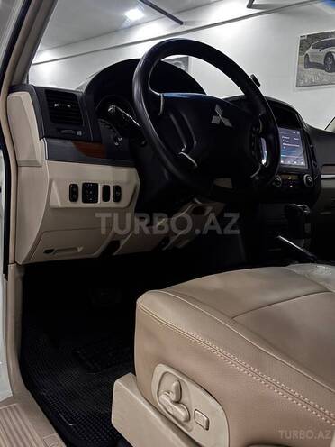 Mitsubishi Pajero-8