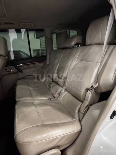 Mitsubishi Pajero-12