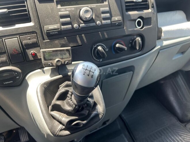 Ford Transit-12