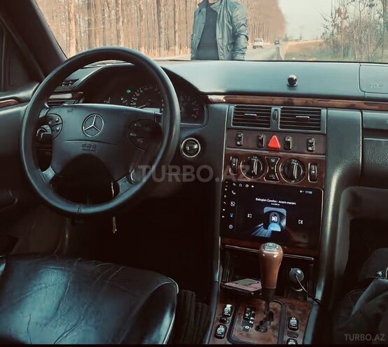 Mercedes E 240-17