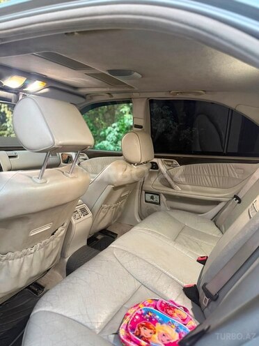 Mercedes E 320-4