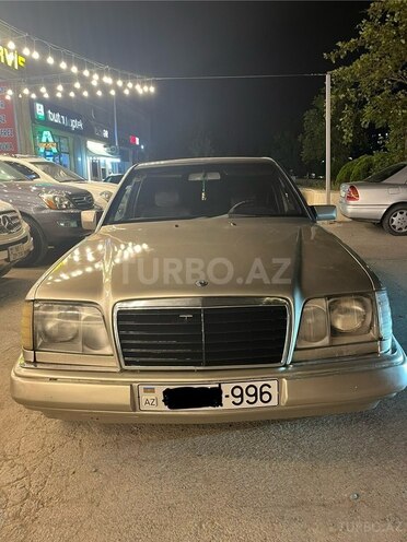 Mercedes 230 E-1
