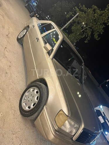 Mercedes 230 E-6