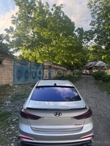 Hyundai Elantra-2