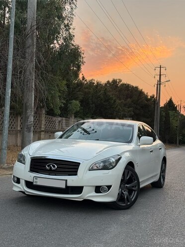 Infiniti Q70S-1