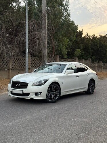 Infiniti Q70S-4