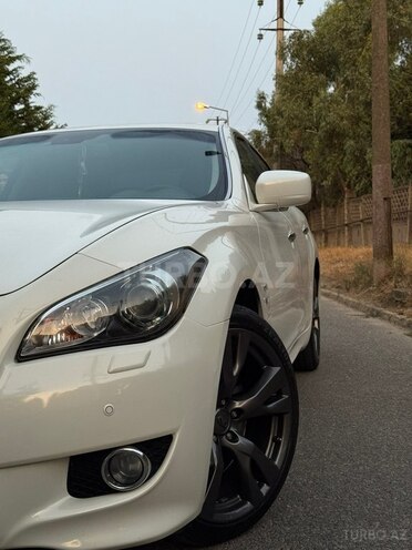 Infiniti Q70S-8