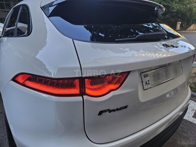 Jaguar F-Pace-12