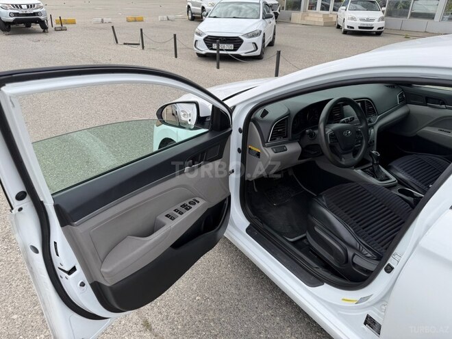 Hyundai Elantra-10
