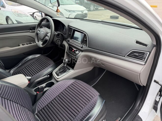 Hyundai Elantra-11