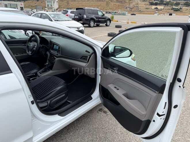 Hyundai Elantra-12