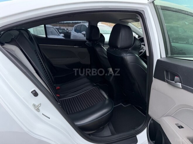 Hyundai Elantra-13