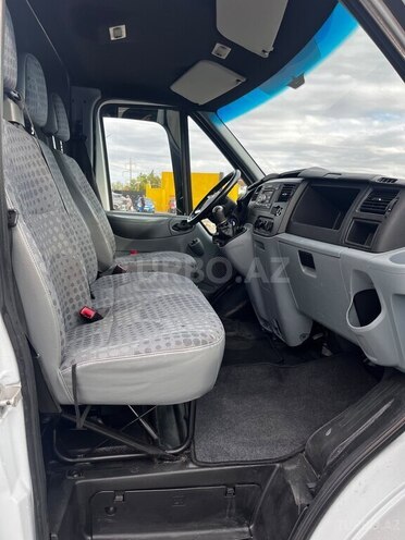 Ford Transit-16