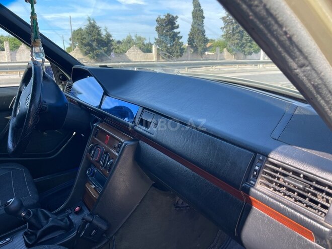 Mercedes 200 D-10