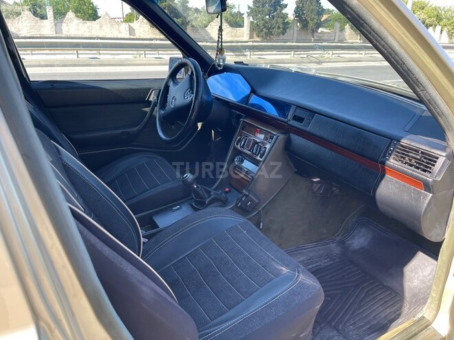 Mercedes 200 D-11