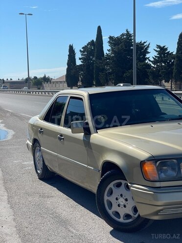 Mercedes 200 D-2