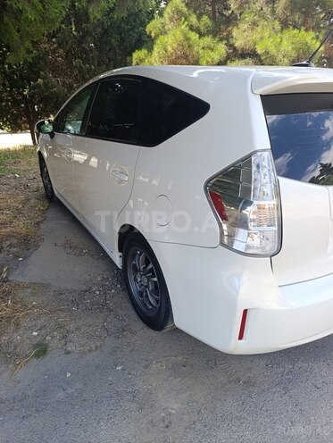 Toyota Prius V-4