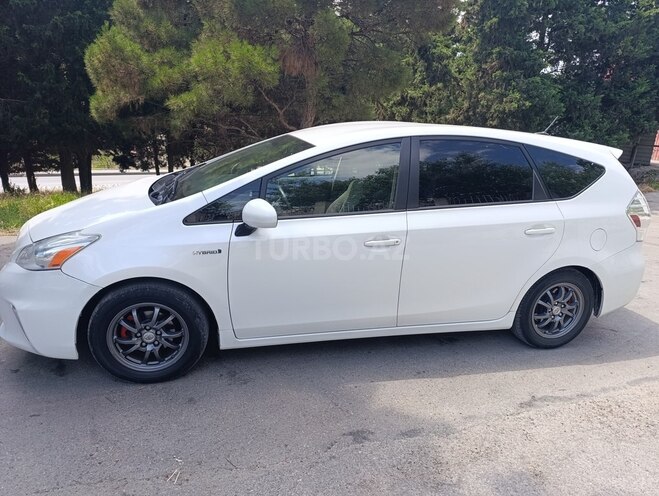 Toyota Prius V-10