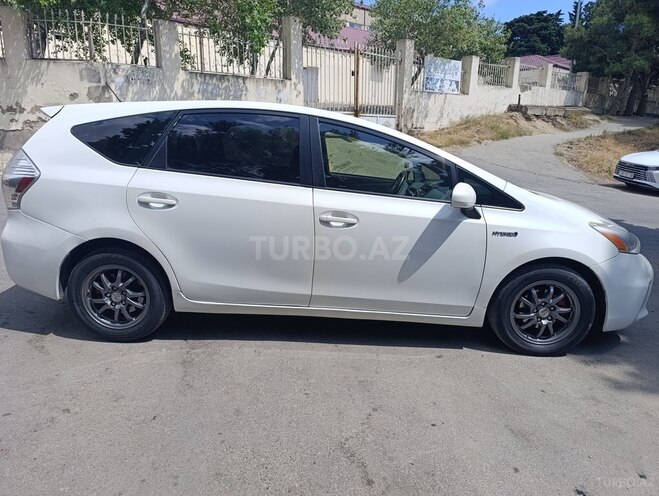 Toyota Prius V-11