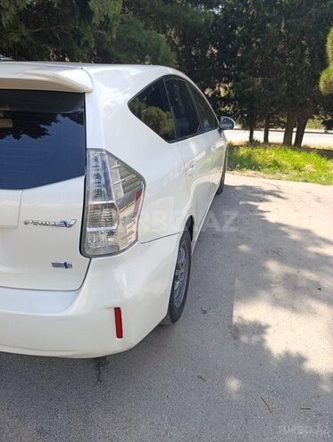 Toyota Prius V-3