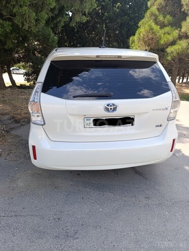 Toyota Prius V-2