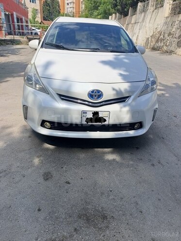 Toyota Prius V-1