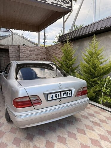 Mercedes E 240-2