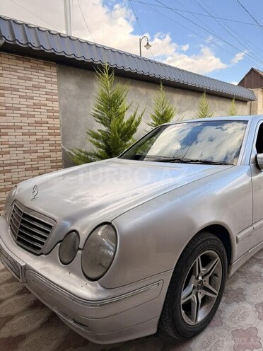 Mercedes E 240-4