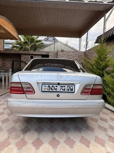 Mercedes E 240-7
