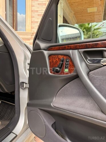 Mercedes E 240-11