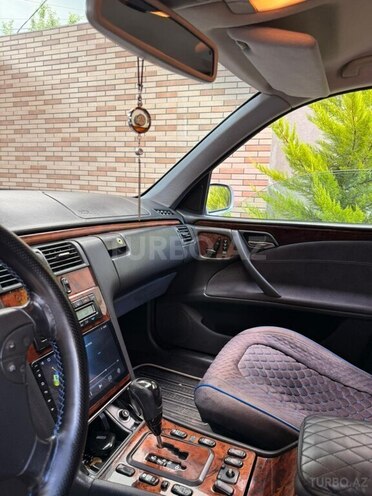 Mercedes E 240-13