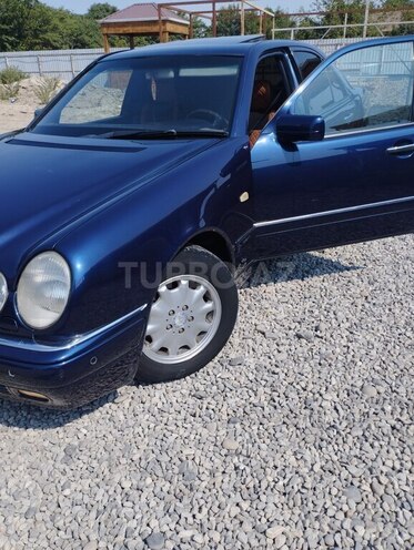 Mercedes E 230-11