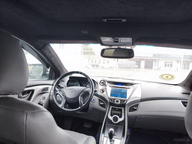 Hyundai Elantra-11