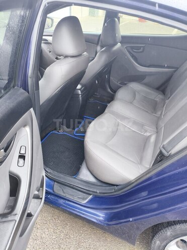 Hyundai Elantra-13