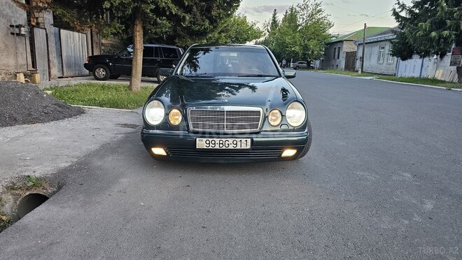 Mercedes E 240-1