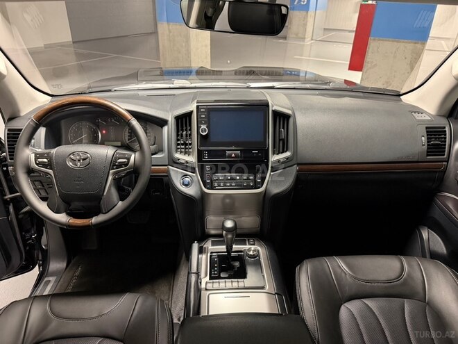 Toyota Land Cruiser-9