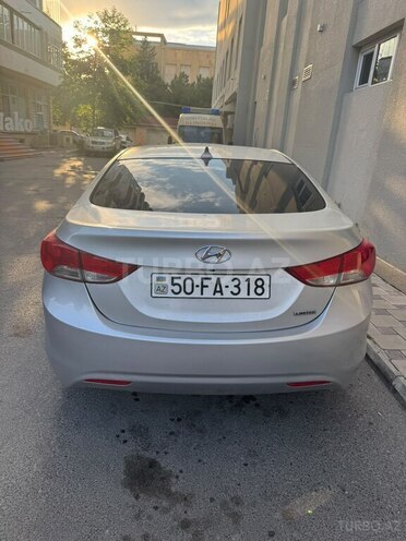 Hyundai Elantra-2