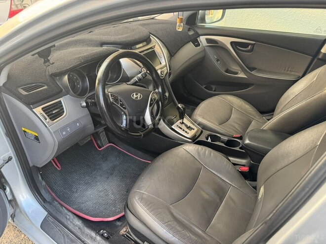 Hyundai Elantra-4