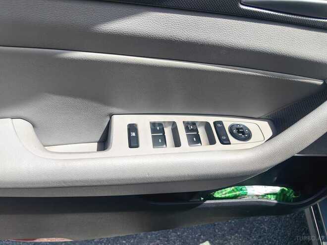 Hyundai Sonata-23