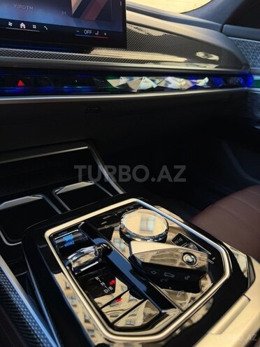 BMW i7-11