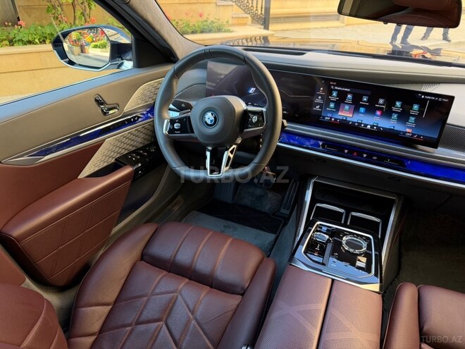 BMW i7-17