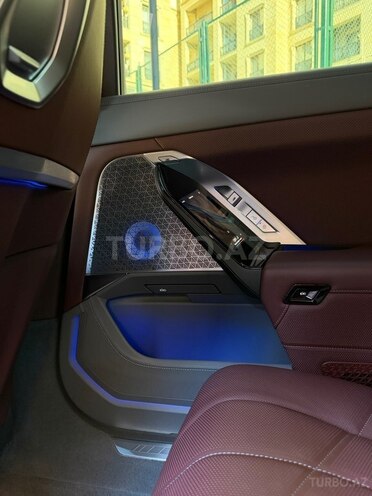 BMW i7-19