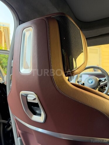 BMW i7-18