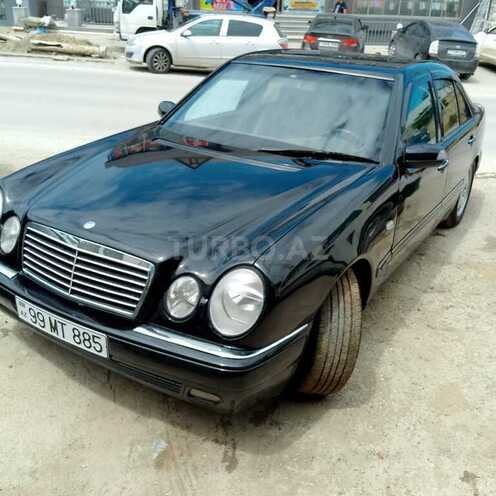 Mercedes E 240-1