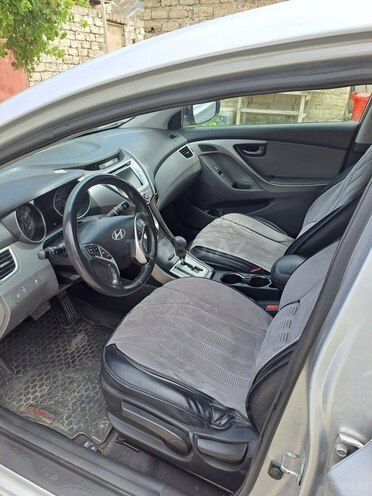 Hyundai Elantra-4