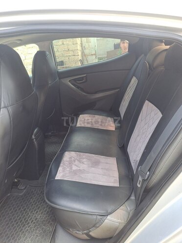 Hyundai Elantra-6