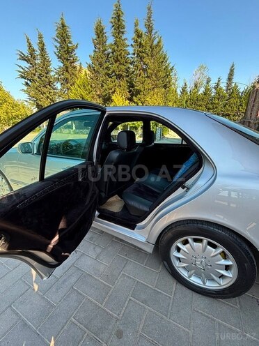 Mercedes E 220-11