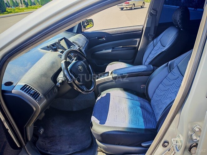 Toyota Prius-12