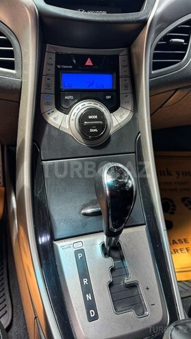 Hyundai Elantra-8