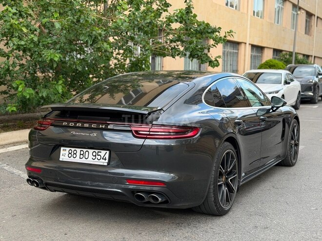 Porsche Panamera 4S-3
